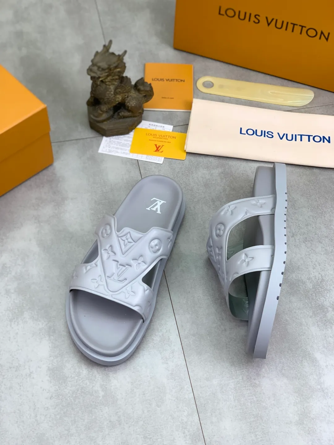 Men's shoes 💰P320💰【New style】🆘 Original quality 【LOUIS VUITTON】The popular Louis Vuitton LV men's slippers on the official website are on sale simultaneously! Original fabric imported from Italy, original factory special supply, code number: 38-44 (45 customized), many colors available